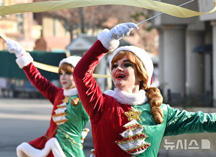 [용인=뉴시스] 김종택기자 = 26일 경기 용인시 에버랜드에서 크리스마스 판타지 '블링블링 X-Mas 퍼레이드' 리허설이 진행되고 있다. 에버랜드는 오는 28일부터 다음달 31일까지 성탄절 분위기를 즐길 수 있는 크리스마스 판타지 겨울축제를 개최한다. 2025.11.26. jtk@newsis.com