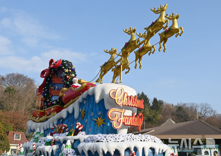 [용인=뉴시스] 김종택기자 = 26일 경기 용인시 에버랜드에서 크리스마스 판타지 '블링블링 X-Mas 퍼레이드' 리허설이 진행되고 있다. 에버랜드는 오는 28일부터 다음달 31일까지 성탄절 분위기를 즐길 수 있는 크리스마스 판타지 겨울축제를 개최한다. 2025.11.26. jtk@newsis.com