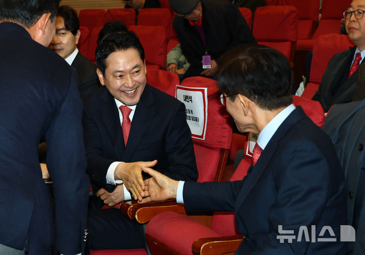 [서울=뉴시스] 김명년 기자 = 장동혁 국민의힘 대표가 26일 오전 서울 여의도 국회 의원회관에서 열린 '1905-1945 독립외교 40년 이승만의 외로운 투쟁' 시사회에서 김문수 전 대선후보와 악수하고 있다. 2025.11.26. kmn@newsis.com