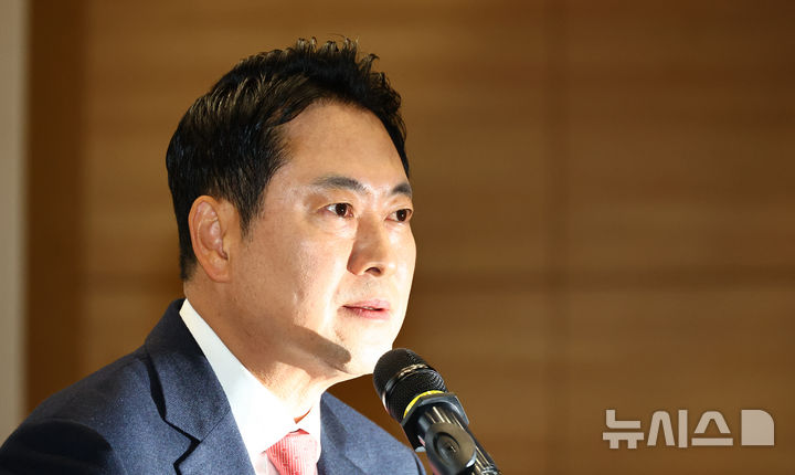 [서울=뉴시스] 김명년 기자 = 장동혁 국민의힘 대표가 26일 오전 서울 여의도 국회 의원회관에서 열린 '1905-1945 독립외교 40년 이승만의 외로운 투쟁' 시사회에서 축사하고 있다. 2025.11.26. kmn@newsis.com