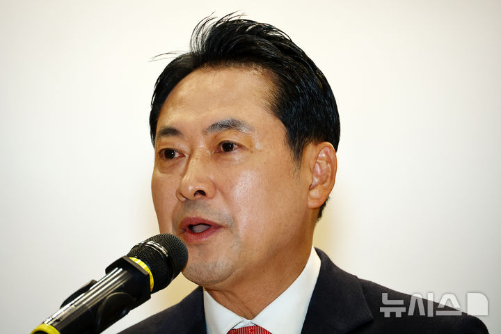 [서울=뉴시스] 김명년 기자 = 장동혁 국민의힘 대표가 26일 오전 서울 여의도 국회 의원회관에서 열린 '1905-1945 독립외교 40년 이승만의 외로운 투쟁' 시사회에서 축사하고 있다. 2025.11.26. kmn@newsis.com