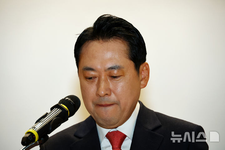 [서울=뉴시스] 김명년 기자 = 장동혁 국민의힘 대표가 26일 오전 서울 여의도 국회 의원회관에서 열린 '1905-1945 독립외교 40년 이승만의 외로운 투쟁' 시사회에서 연설문을 살펴보고 있다. 2025.11.26. kmn@newsis.com