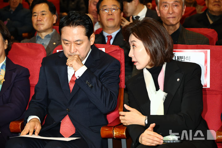 [서울=뉴시스] 김명년 기자 = 장동혁 국민의힘 대표가 26일 오전 서울 여의도 국회 의원회관에서 열린 '1905-1945 독립외교 40년 이승만의 외로운 투쟁' 시사회에서 나경원 의원과 대화하고 있다. 2025.11.26. kmn@newsis.com