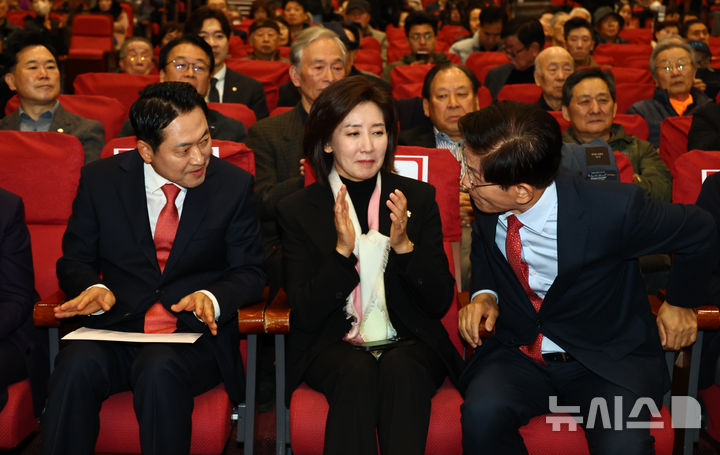 [서울=뉴시스] 김명년 기자 = 장동혁 국민의힘 대표가 26일 오전 서울 여의도 국회 의원회관에서 열린 '1905-1945 독립외교 40년 이승만의 외로운 투쟁' 시사회에서 김문수 전 대선후보에게 연설 순서를 양보하고 있다. 2025.11.26. kmn@newsis.com