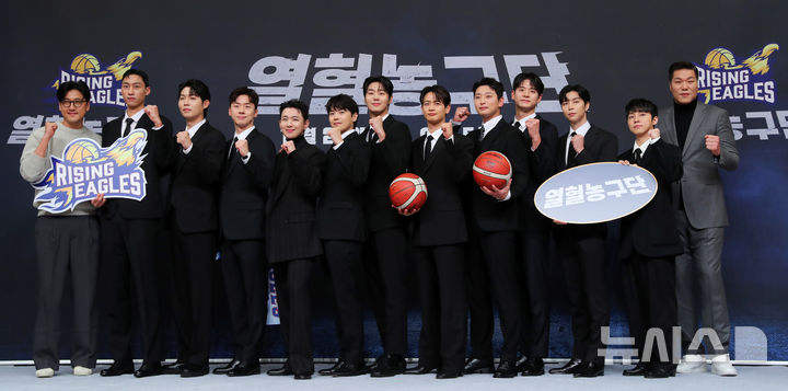 [서울=뉴시스] 김혜진 기자 = 서현석(왼쪽부터) 감독, 방송인 이대희, 손태진, 박찬웅, 오승훈, 박은석, 김택, 민호, 정진운, 문수인, 쟈니, 정규민, 서장훈이 26일 오전 서울 양천구 SBS에서 열린 새 예능프로그램 '열혈농구단' 제작발표회에서 포즈를 취하고 있다. 2025.11.26. jini@newsis.com