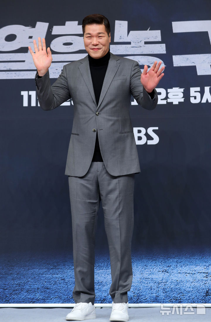 [서울=뉴시스] 김혜진 기자 = 방송인 서장훈이 26일 오전 서울 양천구 SBS에서 열린 새 예능프로그램 '열혈농구단' 제작발표회에서 포즈를 취하고 있다. 2025.11.26. jini@newsis.com