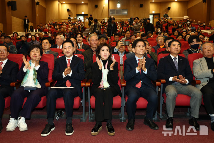 [서울=뉴시스] 김명년 기자 = 장동혁(왼쪽 두번째) 국민의힘 대표가 26일 오전 서울 여의도 국회 의원회관에서 열린 '1905-1945 독립외교 40년 이승만의 외로운 투쟁' 시사회에서 박수치고 있다. 2025.11.26. kmn@newsis.com