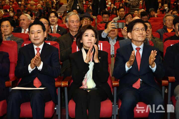 [서울=뉴시스] 김명년 기자 = 장동혁(왼쪽부터) 국민의힘 대표와 나경원 의원, 김문수 전 대선후보가 26일 오전 서울 여의도 국회 의원회관에서 열린 '1905-1945 독립외교 40년 이승만의 외로운 투쟁' 시사회에서 박수치고 있다. 2025.11.26. kmn@newsis.com