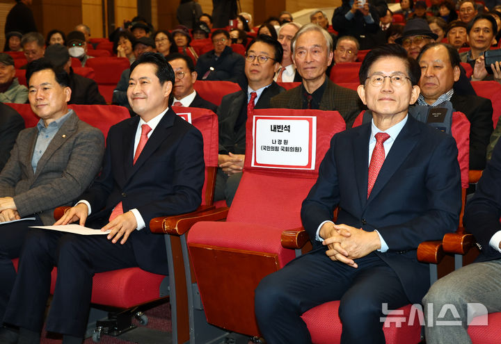 [서울=뉴시스] 김명년 기자 = 장동혁 국민의힘 대표와 김문수 전 대선후보가 26일 오전 서울 여의도 국회 의원회관에서 열린 '1905-1945 독립외교 40년 이승만의 외로운 투쟁' 시사회에 참석해 있다. 2025.11.26. kmn@newsis.com