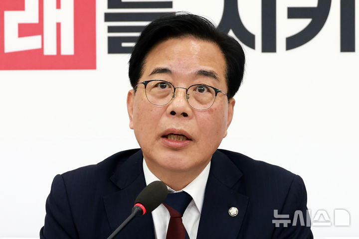 [서울=뉴시스] 고승민 기자 = 송언석 국민의힘 원내대표가 26일 서울 여의도 국회에서 현안 기자회견을 하고 있다. 2025.11.26. kkssmm99@newsis.com