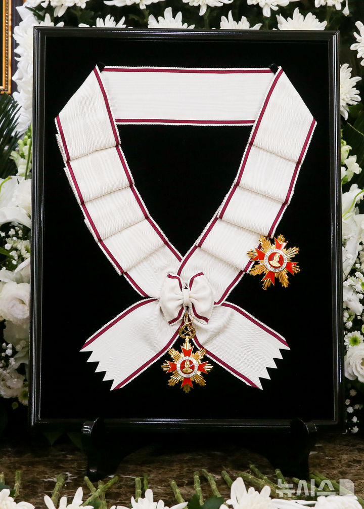 [서울=뉴시스] 사진공동취재단 = 26일 서울 송파구 풍납동 서울아산병원 장례식장에 마련된 배우 이순재의 빈소에 금관문화훈장이 놓여져 있다. 정부는 지난 25일 고인에게 금관문화훈장(1등급)을 추서했다. 문화훈장은 문화예술 발전과 국민 문화 향유에 기여한 공적이 뚜렷한 자에게 수여하는 훈장이다. 2025.11.26. photo@newsis.com