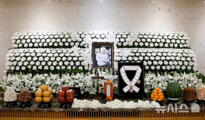 [서울=뉴시스] 사진공동취재단 = 26일 서울 송파구 풍납동 서울아산병원 장례식장에 마련된 배우 이순재의 빈소에 금관문화훈장이 놓여져 있다. 정부는 지난 25일 고인에게 금관문화훈장(1등급)을 추서했다. 문화훈장은 문화예술 발전과 국민 문화 향유에 기여한 공적이 뚜렷한 자에게 수여하는 훈장이다. 2025.11.26. photo@newsis.com