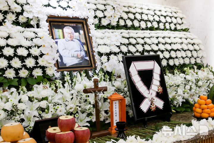 [서울=뉴시스] 사진공동취재단 = 26일 서울 송파구 풍납동 서울아산병원 장례식장에 마련된 배우 이순재의 빈소에 금관문화훈장이 놓여져 있다. 정부는 지난 25일 고인에게 금관문화훈장(1등급)을 추서했다. 문화훈장은 문화예술 발전과 국민 문화 향유에 기여한 공적이 뚜렷한 자에게 수여하는 훈장이다. 2025.11.26. photo@newsis.com