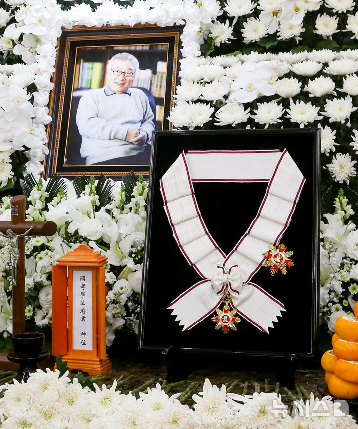 [서울=뉴시스] 사진공동취재단 = 26일 서울 송파구 풍납동 서울아산병원 장례식장에 마련된 배우 이순재의 빈소에 금관문화훈장이 놓여져 있다. 정부는 지난 25일 고인에게 금관문화훈장(1등급)을 추서했다. 문화훈장은 문화예술 발전과 국민 문화 향유에 기여한 공적이 뚜렷한 자에게 수여하는 훈장이다. 2025.11.26. photo@newsis.com