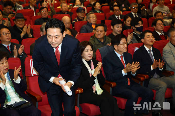 [서울=뉴시스] 김명년 기자 = 장동혁 국민의힘 대표가 26일 오전 서울 여의도 국회 의원회관에서 열린 '1905-1945 독립외교 40년 이승만의 외로운 투쟁' 시사회에서 축사를 하기 위해 이동하고 있다. 2025.11.26. kmn@newsis.com