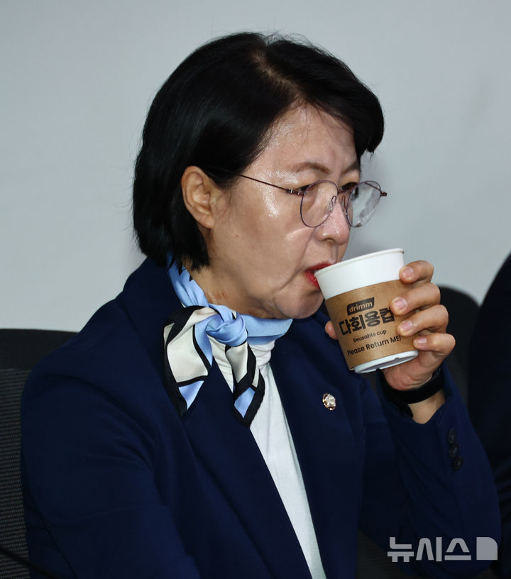 [서울=뉴시스] 김명년 기자 = 추미애 국회 법제사법위원장이 26일 오전 서울 여의도 국회 의원회관에서 서영교 더불어민주당 의원실 등 주최로 열린 '국민의 기본권 보장을 위한 재판소원제 토론회'에서 물을 마시고 있다. 2025.11.26. kmn@newsis.com