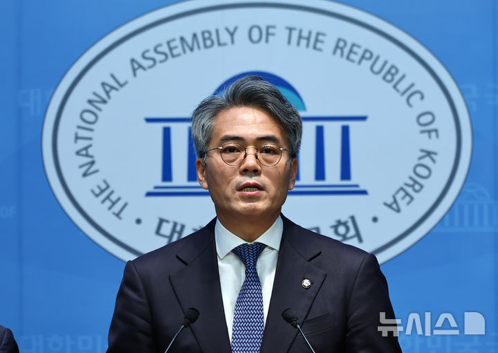 [서울=뉴시스] 김명년 기자 = 김기표 더불어민주당 의원이 지난 11월26일 오전 서울 여의도 국회 소통관에서 기자회견하고 있다. 2025.12.15. kmn@newsis.com