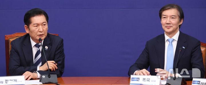 [서울=뉴시스] 조성봉 기자= 정청래 더불어민주당 대표가 26일 오전 서울 여의도 국회에서 조국 조국혁신당 대표를 접견하며 인사말을 하고 있다. 2025.11.26. suncho21@newsis.com