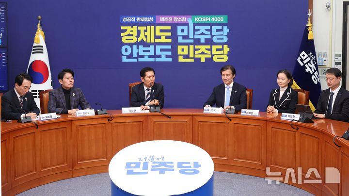 [서울=뉴시스] 조성봉 기자= 정청래 더불어민주당 대표가 26일 오전 서울 여의도 국회에서 조국 조국혁신당 대표를 접견하며 인사말을 하고 있다. 2025.11.26. suncho21@newsis.com