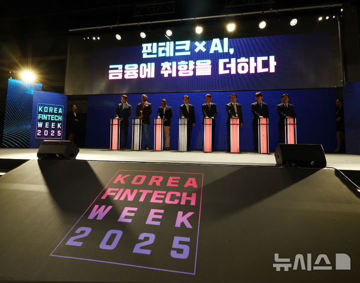 [서울=뉴시스] 박주성 기자 = 이억원 금융위원장을 비롯한 내빈들이 26일 오전 서울 양재동 aT센터에서 열린 코리아 핀테크 위크 2025 개막행사에서 퍼포먼스를 하고 있다. 2025.11.26. park7691@newsis.com