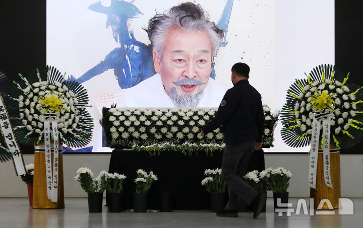 [서울=뉴시스] 김혜진 기자 = 25일 서울 영등포구 여의도 KBS 본관에 마련된 故 이순재 특별 분향소를 찾은 추모객이 조문하고 있다. 2025.11.26. jini@newsis.com