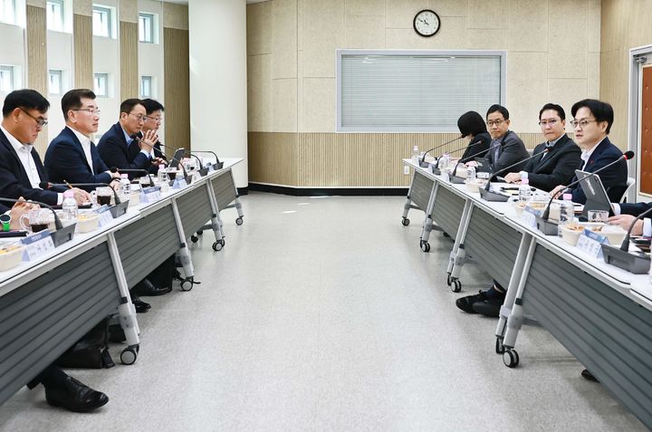 [서울=뉴시스] 김정관 산업통상부 장관이 26일 전남 여수시 한국산업단지공단 전남본부 대회의실에서 '여수지역 석유화학기업 간담회'를 주재하고 있다. (사진=산업통상부 제공) 2025.11.26. photo@newsis.com *재판매 및 DB 금지