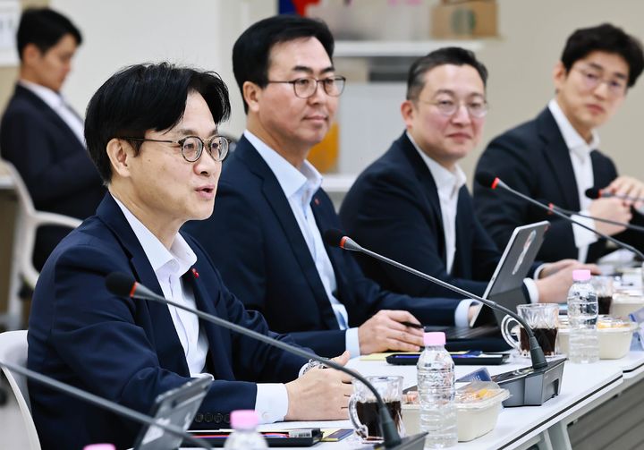 [서울=뉴시스] 김정관 산업통상부 장관이 26일 전남 여수시 한국산업단지공단 전남본부 대회의실에서 '여수지역 석유화학기업 간담회'를 주재하고 있다. (사진=산업통상부 제공) 2025.11.26. photo@newsis.com *재판매 및 DB 금지