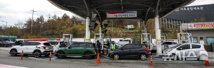 [서울=뉴시스] 정병혁 기자 = 26일 서울 서초구 만남의광장 알뜰주유소에서 차량이 주유를 하기 위해 줄 지어 서있다.&nbsp; 휘발유 가격이 고공행진을 이어가고 있는 가운데 알뜰주유소를 찾는 시민들이 늘어나고 있다. 한국석유공사 유가정보 서비스 오피넷에 따르면 이날 기준 휘발유 가격은 전국 평균 1746.13원, 경유는 1662.21원이다. 2025.11.26. jhope@newsis.com