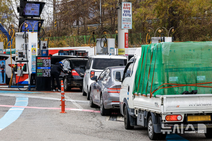 [서울=뉴시스] 정병혁 기자 = 지난해 11월26일 서울 서초구 만남의광장 알뜰주유소에서 차량들이 주유를 하기 위해 줄 지어 서있는 모습. 2025.11.26. jhope@newsis.com **기사 내용과 관련 없습니다**