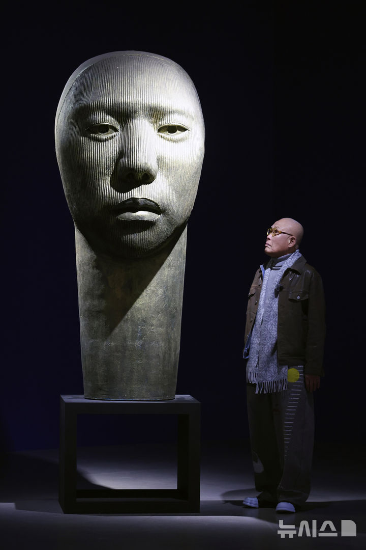 [과천=뉴시스] 박진희 기자 = 한국 현대 도예의 선구자 신상호 작가가 26일 경기 국립현대미술관 과천에서 회고전 '신상호: 무한변주' 언론공개회를 갖고 60여 년간의 흙으로 보여준 작가의 조각적·회화적 창작 여정을 조명하고 있다. 2025.11.26. pak7130@newsis.com