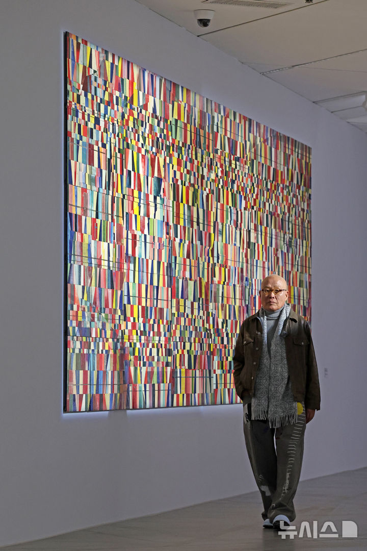 [과천=뉴시스] 박진희 기자 = 한국 현대 도예의 선구자 신상호 작가가 26일 경기 국립현대미술관 과천에서 회고전 '신상호: 무한변주' 언론공개회를 갖고 60여 년간의 흙으로 보여준 작가의 조각적·회화적 창작 여정을 조명하고 있다. 2025.11.26. pak7130@newsis.com