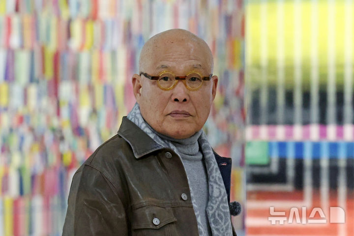 [과천=뉴시스] 박진희 기자 = 한국 현대 도예의 선구자 신상호 작가가 26일 경기 국립현대미술관 과천에서 회고전 '신상호: 무한변주' 언론공개회를 갖고 60여 년간의 흙으로 보여준 작가의 조각적·회화적 창작 여정을 조명하고 있다. 2025.11.26. pak7130@newsis.com