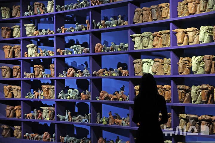 [과천=뉴시스] 박진희 기자 = 국립현대미술관은 한국 현대 도예의 선구자 신상호 작가의 회고전 '신상호: 무한변주' 언론공개회를 26일 경기 국립현대미술관 과천에서 갖고 60여 년간의 흙으로 보여준 작가의 조각적·회화적 창작 여정을 조명하고 있다. 2025.11.26. pak7130@newsis.com