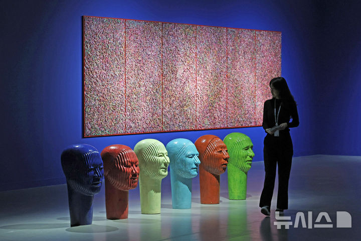 [과천=뉴시스] 박진희 기자 = 국립현대미술관은 한국 현대 도예의 선구자 신상호 작가의 회고전 '신상호: 무한변주' 언론공개회를 26일 경기 국립현대미술관 과천에서 갖고 60여 년간의 흙으로 보여준 작가의 조각적·회화적 창작 여정을 조명하고 있다. 2025.11.26. pak7130@newsis.com