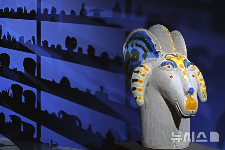 [과천=뉴시스] 박진희 기자 = 국립현대미술관은 한국 현대 도예의 선구자 신상호 작가의 회고전 '신상호: 무한변주' 언론공개회를 26일 경기 국립현대미술관 과천에서 갖고 60여 년간의 흙으로 보여준 작가의 조각적·회화적 창작 여정을 조명하고 있다. 2025.11.26. pak7130@newsis.com