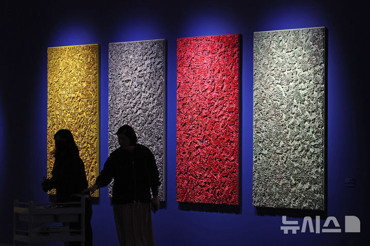 [과천=뉴시스] 박진희 기자 = 국립현대미술관은 한국 현대 도예의 선구자 신상호 작가의 회고전 '신상호: 무한변주' 언론공개회를 26일 경기 국립현대미술관 과천에서 갖고 60여 년간의 흙으로 보여준 작가의 조각적·회화적 창작 여정을 조명하고 있다. 2025.11.26. pak7130@newsis.com