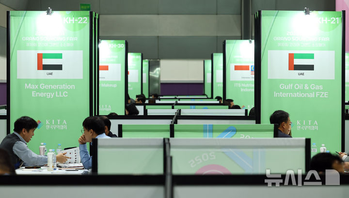 [서울=뉴시스] 최진석 기자 = 26일 서울 강남구 코엑스에서 열린 2025 해외마케팅종합대전에서 중소기업 관계자들이 할랄마켓 관련 수출상담을 하고 있다. 해외마케팅종합대전은 매년 무역의 날(12.5)을 기념하여 해외 유력바이어를 초청하여 국내 유망 중소기업과 1:1 수출상담을 주선하는 협회 대표 수출상담회이다. 2025.11.26. myjs@newsis.com