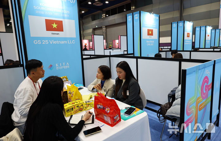 [서울=뉴시스] 최진석 기자 = 26일 서울 강남구 코엑스에서 열린 2025 해외마케팅종합대전에서 중소기업 관계자들이 K푸드 관련 수출상담을 하고 있다. 2025.11.26. myjs@newsis.com