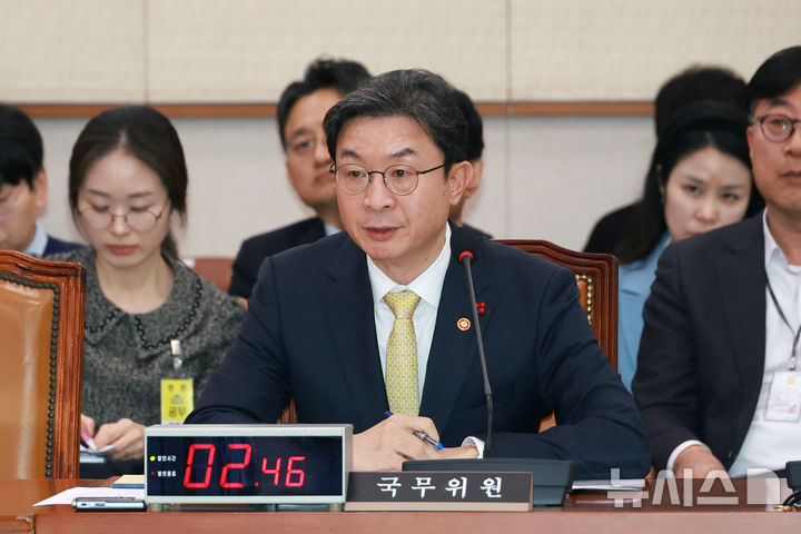 [서울=뉴시스] 고승민 기자 = 이억원 금융위원장이 26일 서울 여의도 국회에서 열린 법제사법위원회 전체회의에서 나경원 국민의힘 의원 질의에 답하고 있다. 2025.11.26. kkssmm99@newsis.com