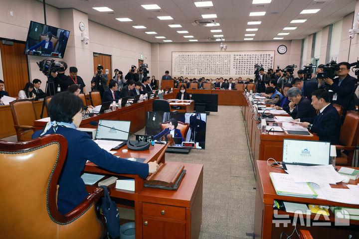 [서울=뉴시스] 고승민 기자 = 추미애 국회 법사위원장이 26일 서울 여의도 국회에서 법제사법위원회 전체회의를 개의하고 있다. 2025.11.26. kkssmm99@newsis.com