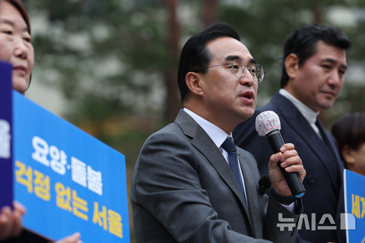 [서울=뉴시스] 김진아 기자 = 박홍근 더불어민주당 의원이 26일 서울 중구 서울시청 앞에서 내년 6월 3일 치러지는 서울시장 선거 출마 선언을 하고 있다. 2025.11.26. bluesoda@newsis.com