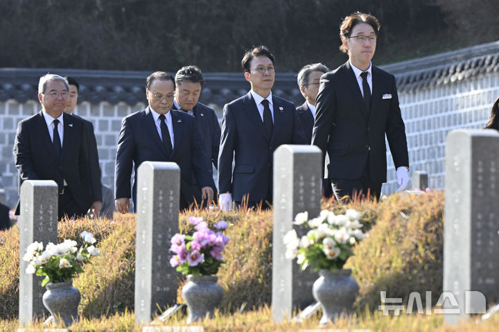 [광주=뉴시스] 박기웅 기자 = 김민석 국무총리가 26일 오후 광주 북구 운정동 국립5·18민주묘지를 찾아 참배하기 위해 이동하고 있다. 김 총리는 이날 민주묘지 참배를 마친 뒤 기아 오토랜드 광주공장을 시찰, 동천동 골목상권과 1913송정역시장 등을 방문한다. 2025.11.26. pboxer@newsis.com