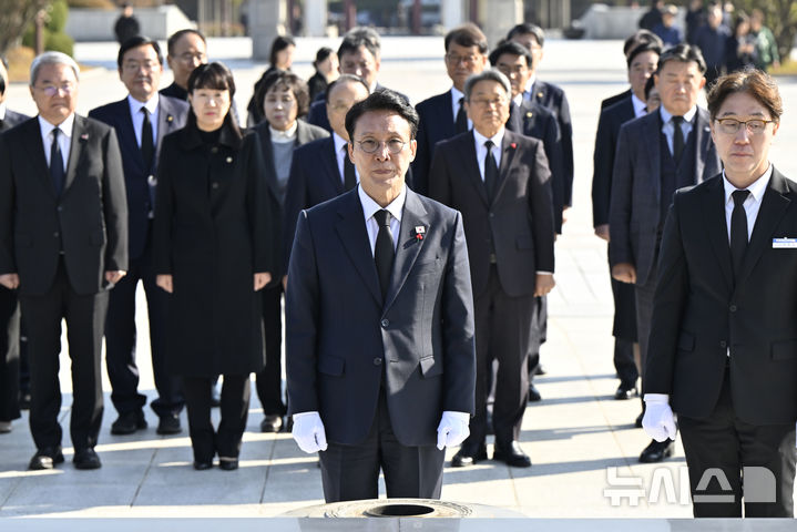 [광주=뉴시스] 박기웅 기자 = 김민석 국무총리가 26일 오후 광주 북구 운정동 국립5·18민주묘지를 찾아 분향하고 있다. 김 총리는 이날 참배를 마친 뒤 기아 오토랜드 광주공장을 시찰, 동천동 골목상권과 1913송정역시장 등을 방문한다. 2025.11.26. pboxer@newsis.com