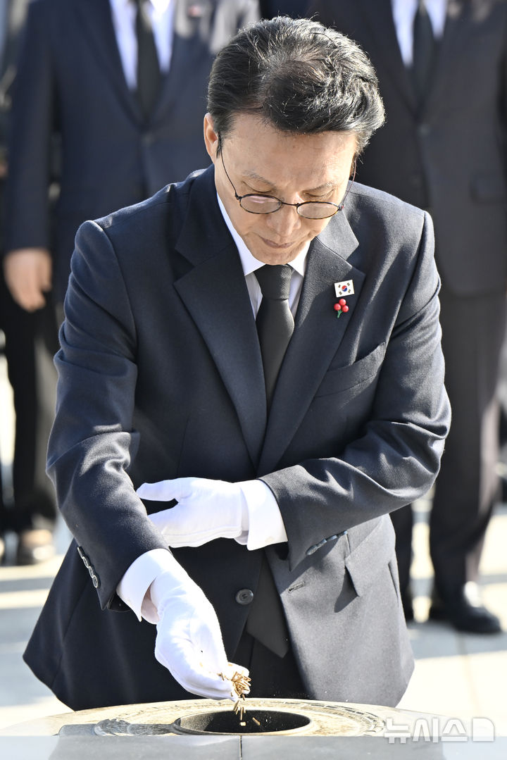 [광주=뉴시스] 박기웅 기자 = 김민석 국무총리가 26일 오후 광주 북구 운정동 국립5·18민주묘지를 찾아 분향하고 있다. 김 총리는 이날 참배를 마친 뒤 기아 오토랜드 광주공장을 시찰, 동천동 골목상권과 1913송정역시장 등을 방문한다. 2025.11.26. pboxer@newsis.com