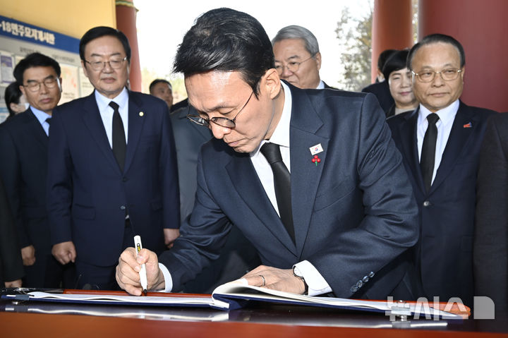 [광주=뉴시스] 박기웅 기자 = 김민석 국무총리가 26일 오후 광주 북구 운정동 국립5·18민주묘지를 방문해 방명록을 작성하고 있다. 김 총리는 방명록에 '광주의 빛을 이어 국민의 삶과 주권을 꽃 피우겠습니다.'라고 적었다. 참배를 마친 김 총리는 기아 오토랜드 광주공장을 시찰, 동천동 골목상권과 1913송정역시장 등을 방문한다. 2025.11.26. pboxer@newsis.com