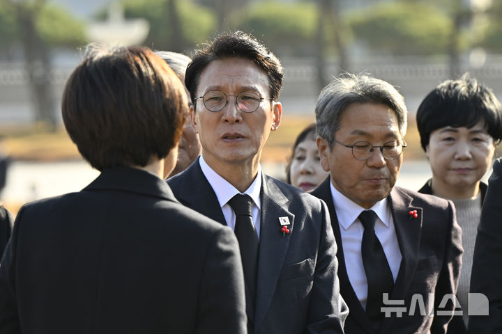 [광주=뉴시스] 박기웅 기자 = 김민석 국무총리가 26일 오후 광주 북구 운정동 국립5·18민주묘지를 방문, 해설사로부터 희생자들의 사연을 듣고 안타까운 표정을 짓고 있다. 참배를 마친 김 총리는 기아 오토랜드 광주공장을 시찰, 동천동 골목상권과 1913송정역시장 등을 방문한다. 2025.11.26. pboxer@newsis.com