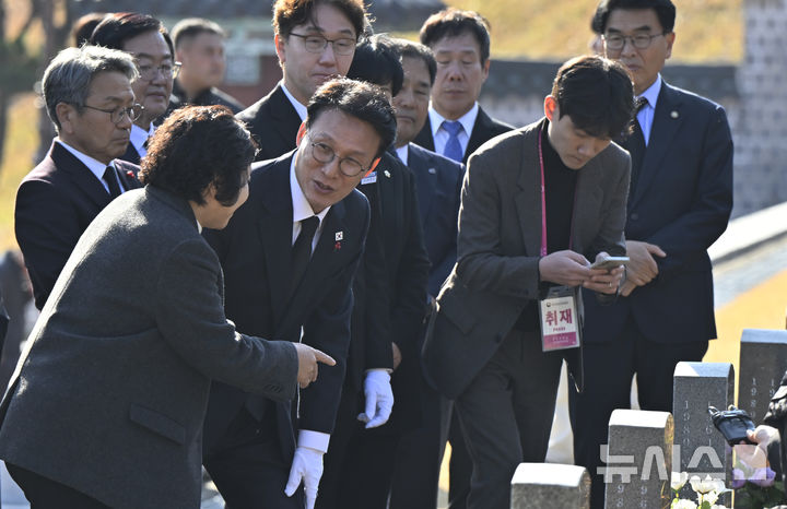 [광주=뉴시스] 박기웅 기자 = 김민석 국무총리가 26일 오후 광주 북구 운정동 국립5·18민주묘지를 방문해 참배하고 있다. 참배를 마친 김 총리는 기아 오토랜드 광주공장을 시찰, 동천동 골목상권과 1913송정역시장 등을 방문한다. 2025.11.26. pboxer@newsis.com