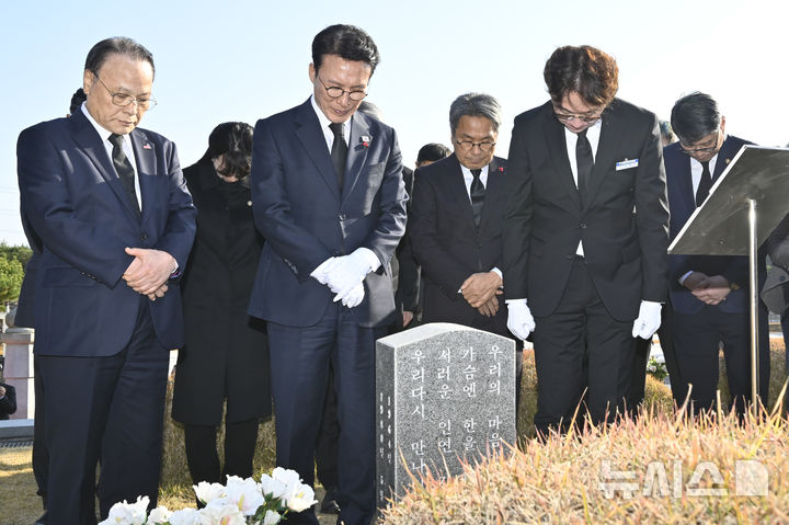 [광주=뉴시스] 박기웅 기자 = 김민석 국무총리가 26일 오후 광주 북구 운정동 국립5·18민주묘지를 방문해 문재학 열사 묘 앞에서 묵념하고 있다. 이날 참배를 마친 김 총리는 기아 오토랜드 광주공장을 시찰, 동천동 골목상권과 1913송정역시장 등을 방문한다. 2025.11.26. pboxer@newsis.com