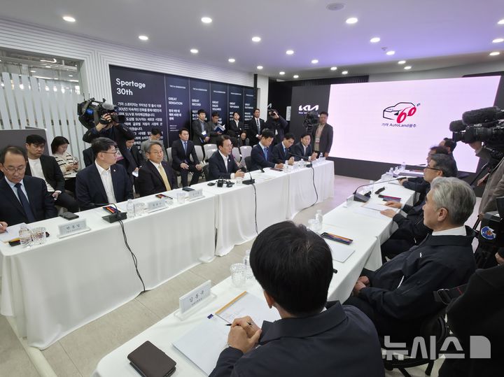 [광주=뉴시스] 김민석 국무총리가 26일 오후 광주 서구 기아 오토랜드 2공장을 방문해 기아 관계자들과 환담을 나누고 있다. (사진=광주·전남사진기자단) 2025.11.26. photo@newsis.com