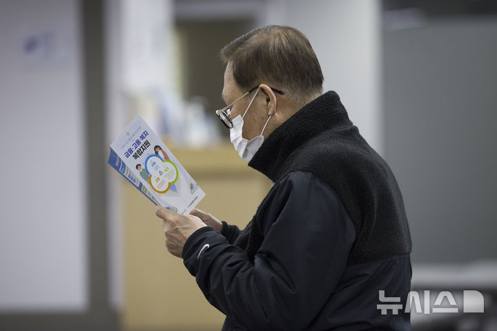 서울=뉴시스] 김근수 기자 = 사진은 지난달 26일 서울 마포구 서부고용복지센터에서 한 어르신이 일자리 안내문을 바라보고 있는 모습. 2025.11.26. ks@newsis.com